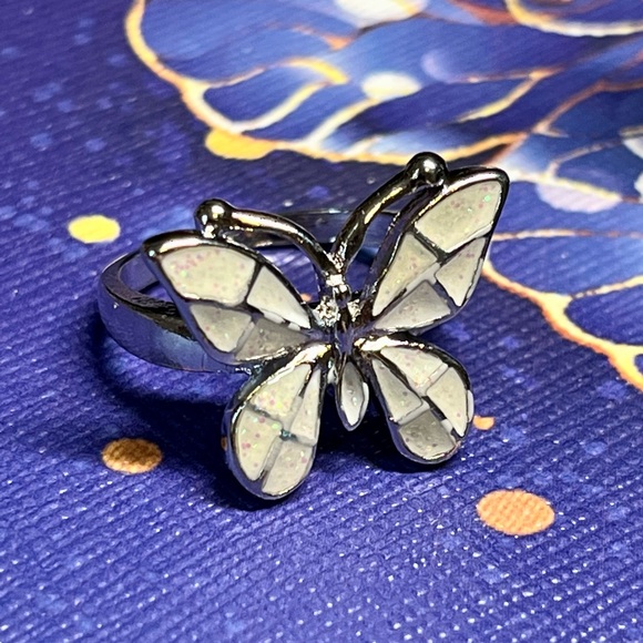 Pretty butterfly -cream/white “fireopal” ring silver tone - Picture 2 of 8